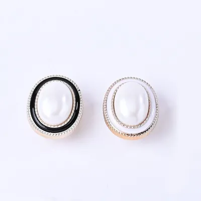42L Plastic Rhinestone Button